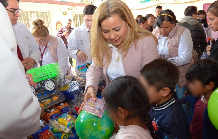 Entrega USEP juguetes a niñas y niños de San Pedro Cholula