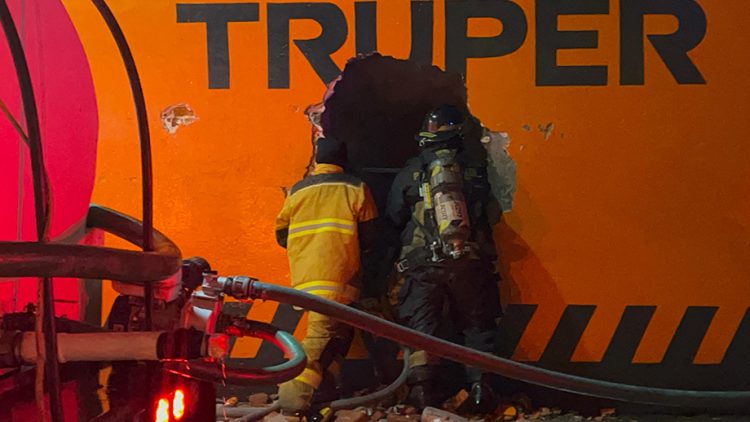Dirección de Bomberos de Cuautlancingo controla y sofoca incendio causado por el aparente uso de pirotecnia