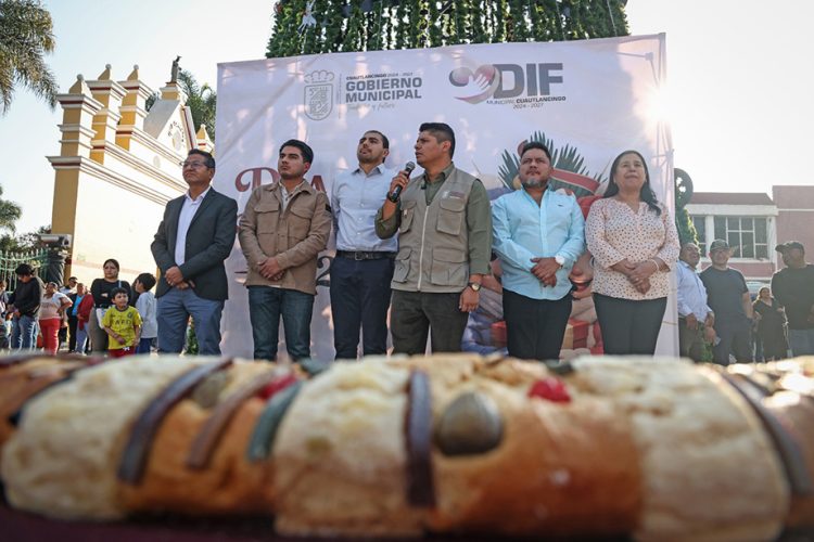 Omar Muñoz encabeza tradicional partida de “rosca de Reyes” en la cabecera municipal