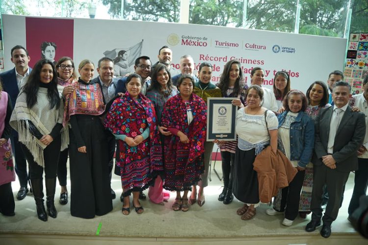 Puebla contribuye al Récord Guinness de bordados más grande del mundo