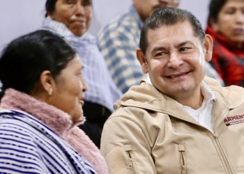 Como un acto de amor y compromiso, mujeres y adultos mayores reciben tarjetas de bienestar