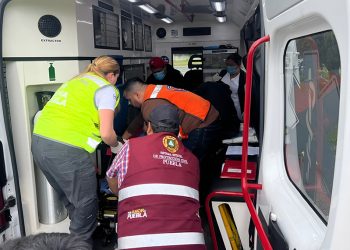 Mujer lesionada en explosión es trasladada vía aérea desde Huauchinango