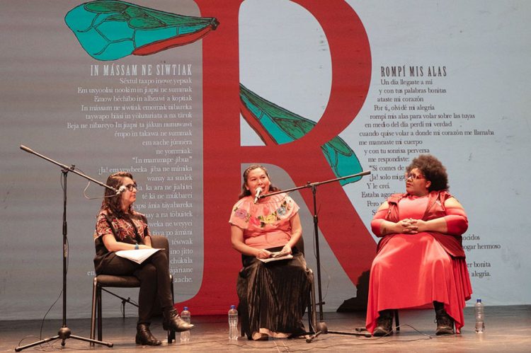 El Teatro Helénico se llena de poesía y reflexión en honor a las lenguas maternas