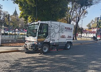 Fortalece Gobierno de Puebla barrido mecánico en el Centro Histórico