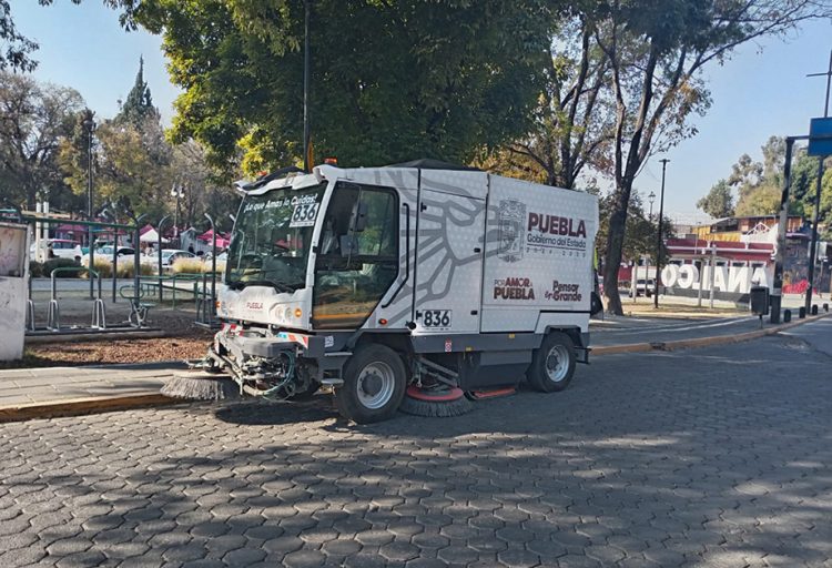 Fortalece Gobierno de Puebla barrido mecánico en el Centro Histórico