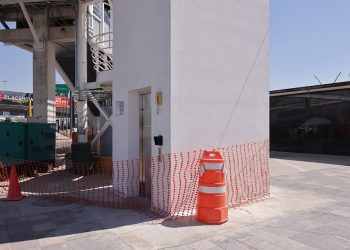 Vandalizan escaleras y elevador  en Vía Atlixcáyotl