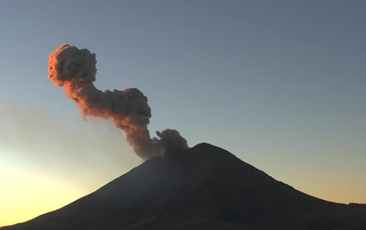 Popocatépetl emite fumarola de 1km; actividad permanente en Amarillo Fase 2