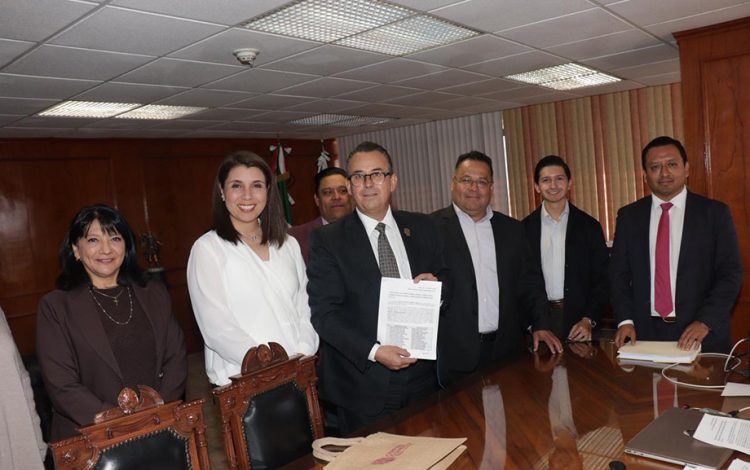 Héctor Landero formaliza su registro para contender por la presidencia de Canaco Puebla