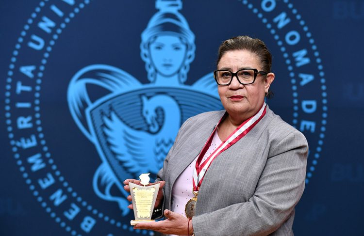 Académica de la BUAP recibe galardón educativo y Doctorado Honoris Causa por la OIICE