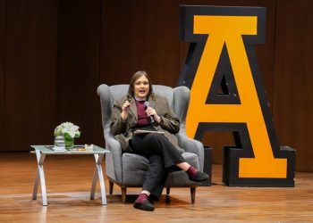 Especialista de Amazon Flex reta paradigmas de la comunicación con IA en el Anáhuac Puebla