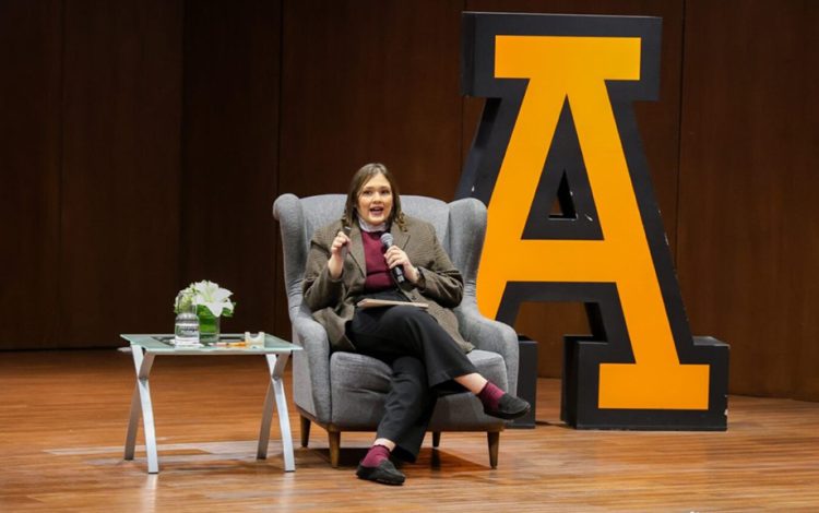 Especialista de Amazon Flex reta paradigmas de la comunicación con IA en el Anáhuac Puebla
