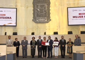Académica de la BUAP recibe Medalla al Mérito Mujer Indígena