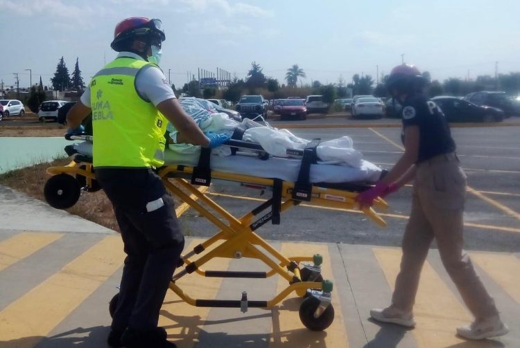 Coordinan traslado aéreo de una mujer con embarazo gemelar desde Cuetzalan