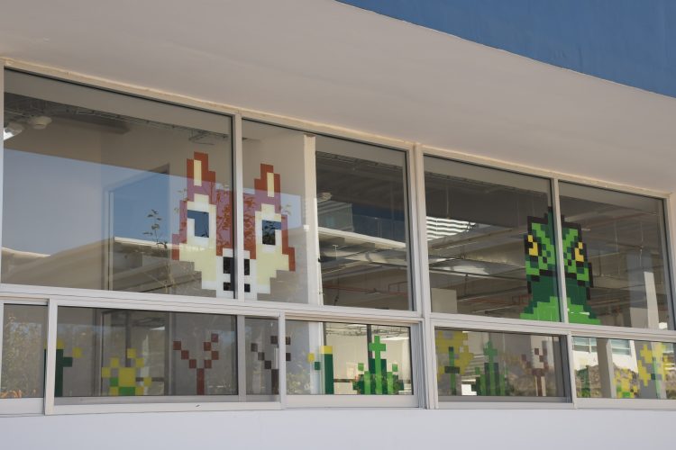 Estudiantes de Diseño Gráfico de la BUAP plasman creatividad en edificios de CU2