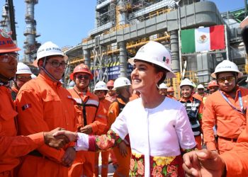 En refinería de Salina Cruz, presidenta Sheinbaum supervisa obra de coquizadora con 76 por ciento de avance