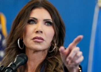 Del poder de la “Barbie del ICE” al descrédito, destrucción y desastre de gestión de Noem