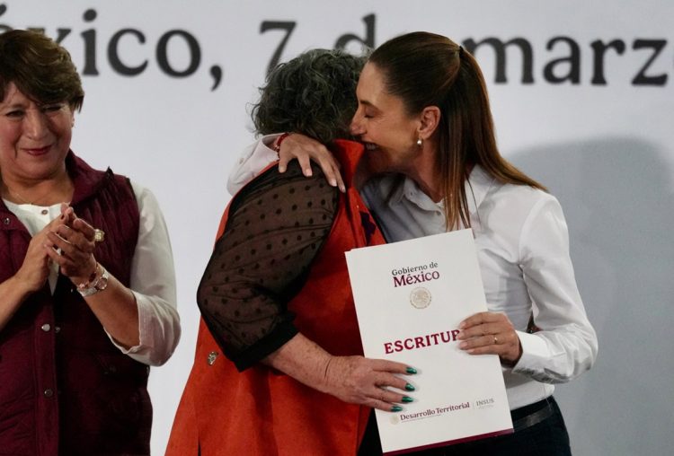 Presidenta Claudia Sheinbaum entrega 500 escrituras y 447 condonaciones de créditos a mujeres de Tecámac, Edomex