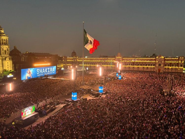 Noche histórica de Shakira en el Zócalo de la Ciudad de México. Rompe récord de asistencia al cantar ante más de 400 mil fans