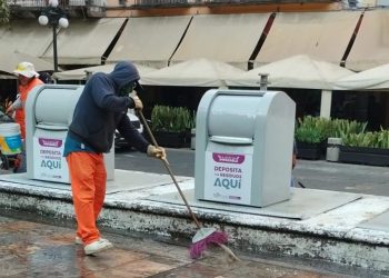 Gobierno de Pepe Chedraui refuerza limpieza urbana con lavado de papeleros y soterrados en el Centro Histórico