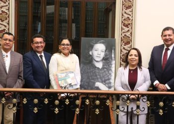 Devela Congreso del Estado placa para nombrar el Salón de Protocolo “Elena Garro” en la Antigua Sede