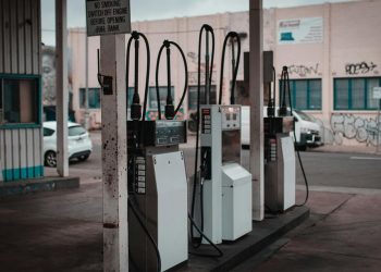 Académico IBERO Puebla analiza efecto del conflicto en Medio Oriente en el precio de la gasolina