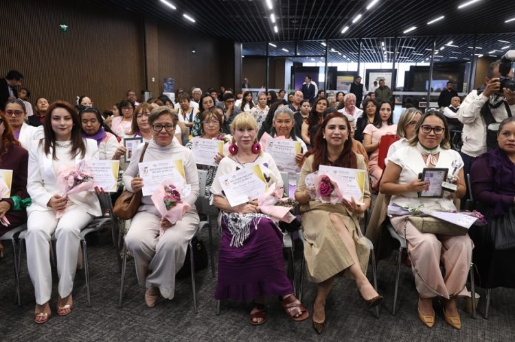 Entregan en el Congreso del Estado el Galardón Áurea a destacadas mujeres