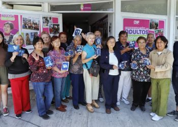 Imparte DIF Puebla Capital taller de cianotipia a personas adultas mayores