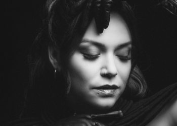 Jacqie Rivera presenta “Completamente Yo”, su canción más personal hasta la fecha