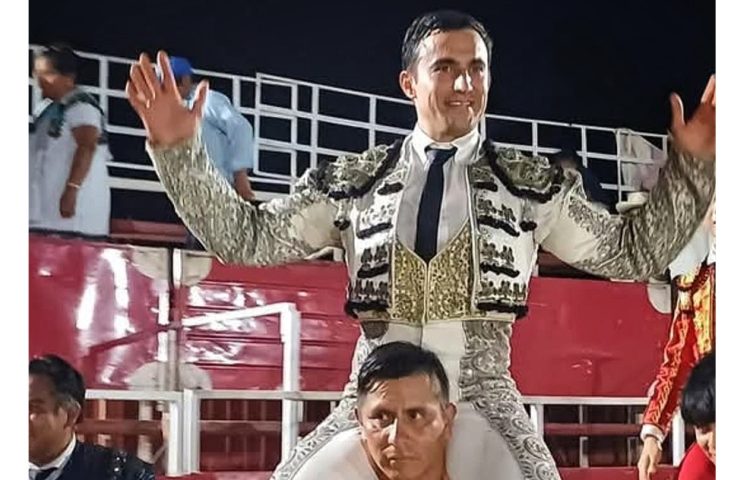 El torero Poblano David Aguilar sale a hombros en Bacabchen, Campeche y continúa su racha triunfal