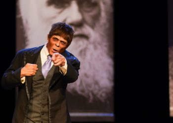 En El Gorila, Alejandro y Brontis Jodorowsky retoman un relato kafkiano para mostrar la tragedia de quién tiene que cambiar para sentirse aceptado