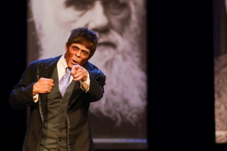 En El Gorila, Alejandro y Brontis Jodorowsky retoman un relato kafkiano para mostrar la tragedia de quién tiene que cambiar para sentirse aceptado