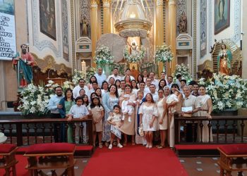 El pequeño Matías recibió las aguas del Jordán en la iglesia de San Pedro Apóstol