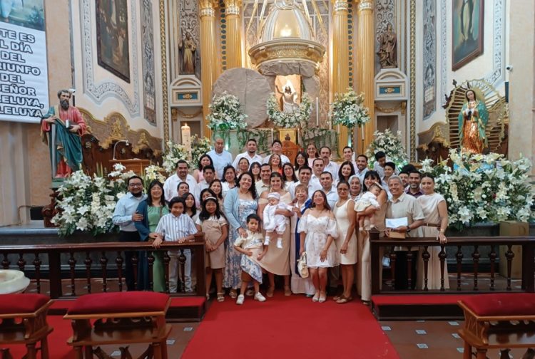 El pequeño Matías recibió las aguas del Jordán en la iglesia de San Pedro Apóstol