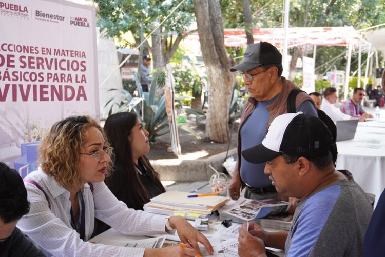 Reciben habitantes de San Martín Texmelucan información de los programas de Bienestar