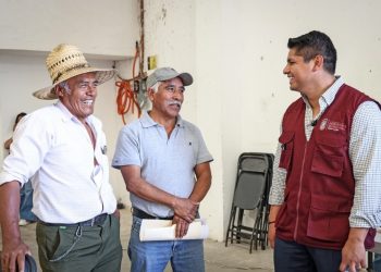 Entrega Omar Muñoz fertilizante y semilla a productores de Cuautlancingo
