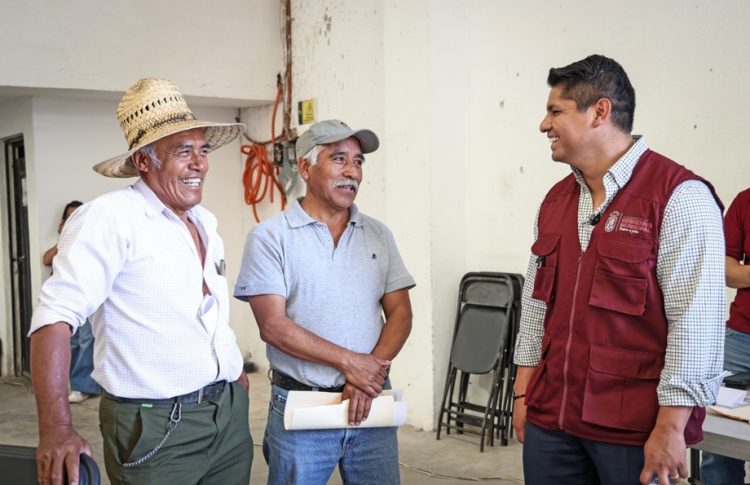 Entrega Omar Muñoz fertilizante y semilla a productores de Cuautlancingo