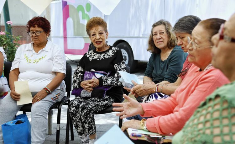 Fomenta DIF Puebla Capital actividades de estimulación cognitiva en personas adultas mayores en el Día Internacional del Libro
