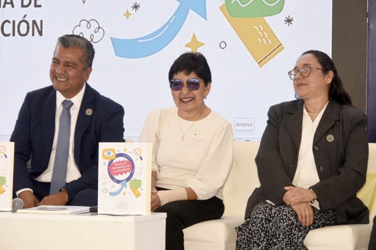 Presenta la Rectora Lilia Cedillo el libro Metodología de la Investigación, en la sede de Acajete