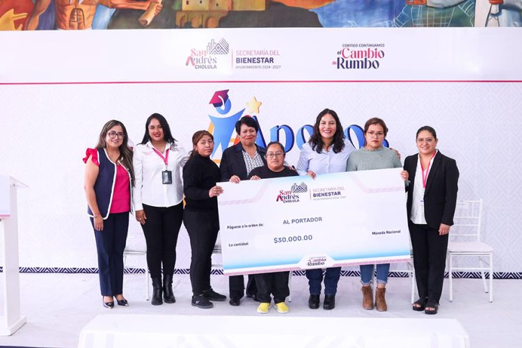Lupita Cuautle entrega apoyos económicos a planteles educativos del municipio