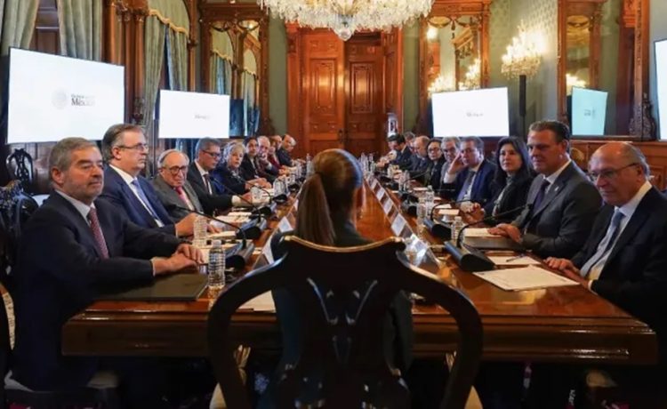 Se reunió Claudia Sheinbaum con gasolineros para evitar escalada de precios injustificados