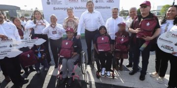 Entrega Gobierno de Puebla unidades y materiales para impulsar alfabetización