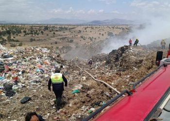 Bajo control incendio en relleno sanitario de Nanacamilpa; continúan labores de sofocación: Protección Civil Estatal