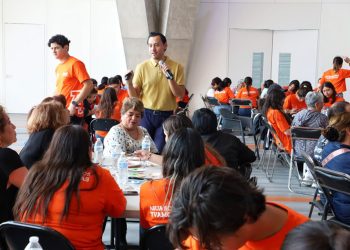 Fomenta DIF Puebla Capital convivencia entre personas adultas mayores y estudiantes universitarios
