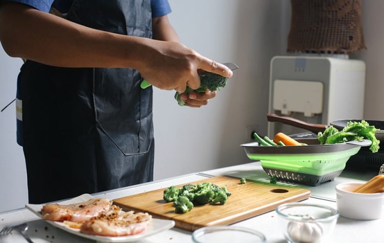 Aprende a almacenar y manipular alimentos de forma segura durante la época de calor