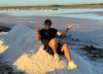 El periodista viajero Yoel Díaz explora las salinas de Pampatar en la Isla de Margarita