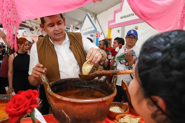 Convivencia y cercanía del gobernador Armenta Mier en la Feria de Puebla