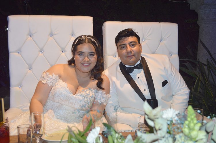 Karla Aylin y Azrael unieron sus vidas en sagrado matrimonio