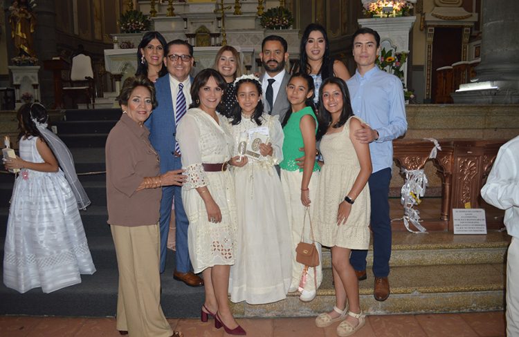 Valentina recibió su 1ra Comunión y confirmó su fé a Dios