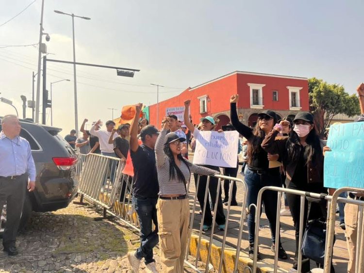 Estudiantes levantan la voz por excusas gubernamentales a peticiones educativas