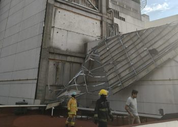 Protección Civil estatal atiende contingencia por fuertes vientos en Hospital de Traumatología